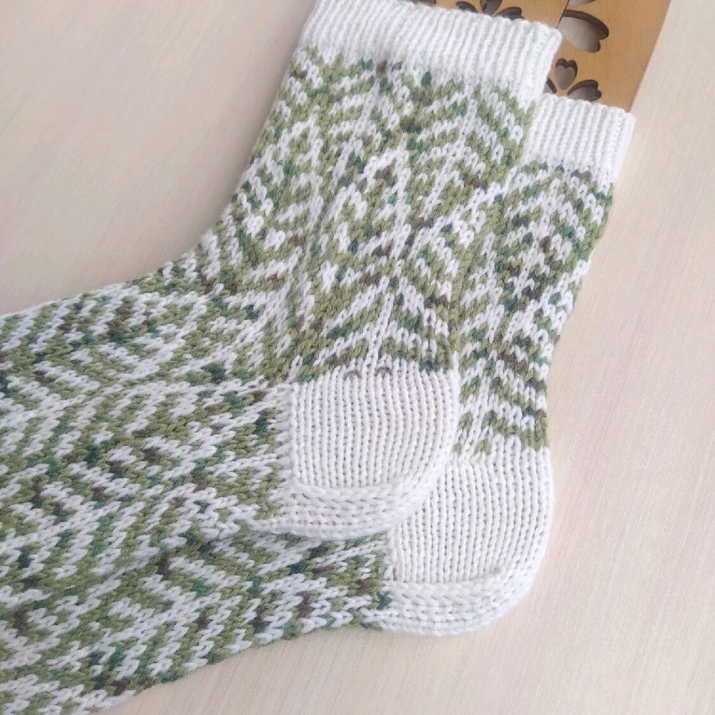 Вязаные новогодние носки RussianSocks ручной работы с елками