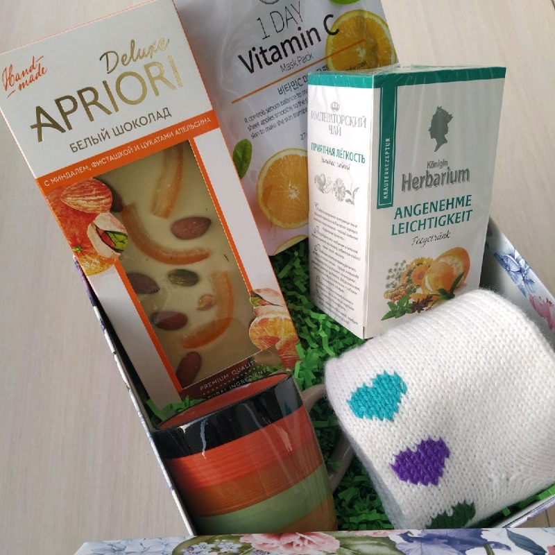 Подарок любимой Большой подарочный бокс с белоснежными подарочными носками ручной работы с разноцветными сердечками