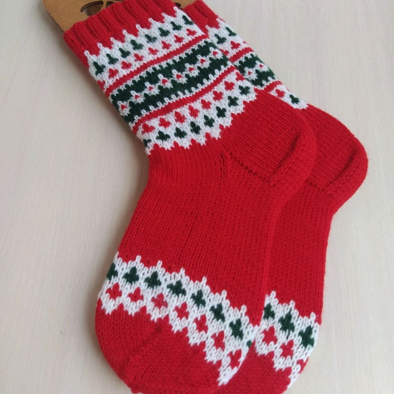 Красные новогодние носки со скандинавским орнаментом