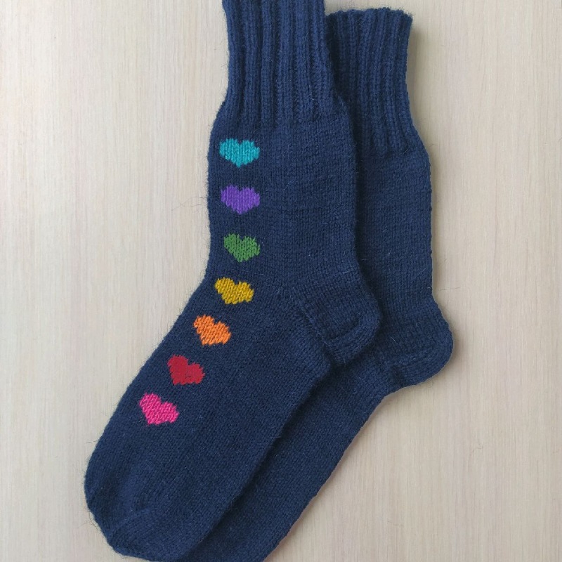 Темно-синие шерстяные вязаные носки RussianSocks с разноцветными сердечками