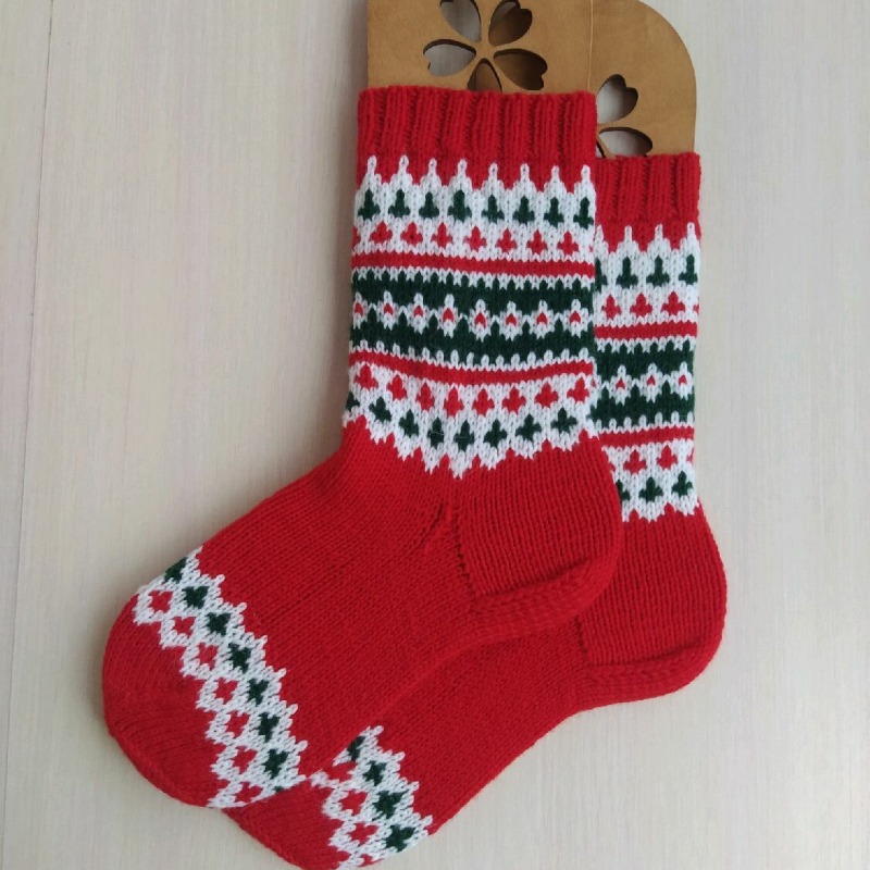 Красные новогодние носки со скандинавским орнаментом