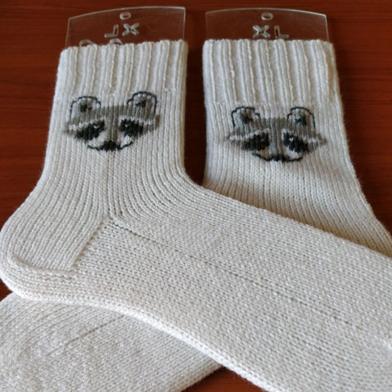Белые вязаные шерстяные носки с енотами