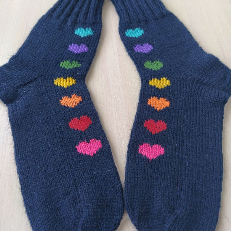 Темно-синие шерстяные вязаные носки RussianSocks с разноцветными сердечками